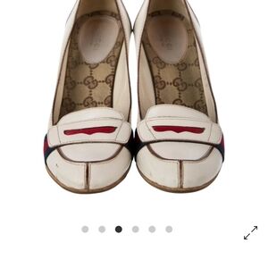 Gucci Women's Cream and Red Loafers